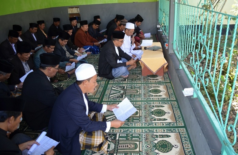 makam Dero Duwur ketika didatangi peziarah
